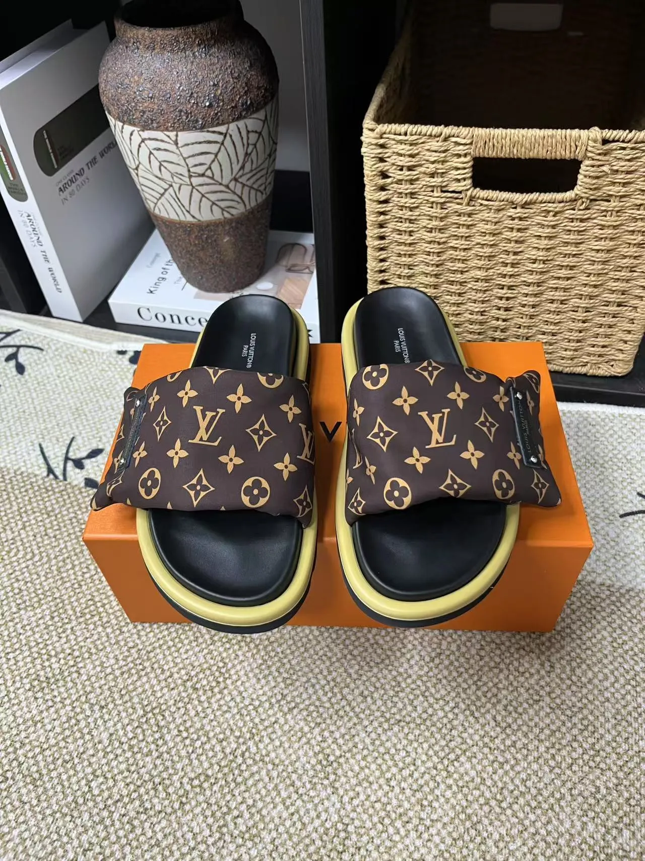 P340 yuan LV Louis Vuitton Full of high-end feel! A popular model among bloggers at home and abroad, it’s retro and fashionable, and looks stunning on your feet! Mainly recommended model on the official website★ ━━━━━ ЅᏇєєt ━━━━━ ▪️Upper: original calfskin ➕5D printing process ▪️Inner: imported mixed sheepskin ▪️Outsole: original molded foam outsole ▪️Size: Female 35-40 Men's 39-44 (women's 41 men's 45)